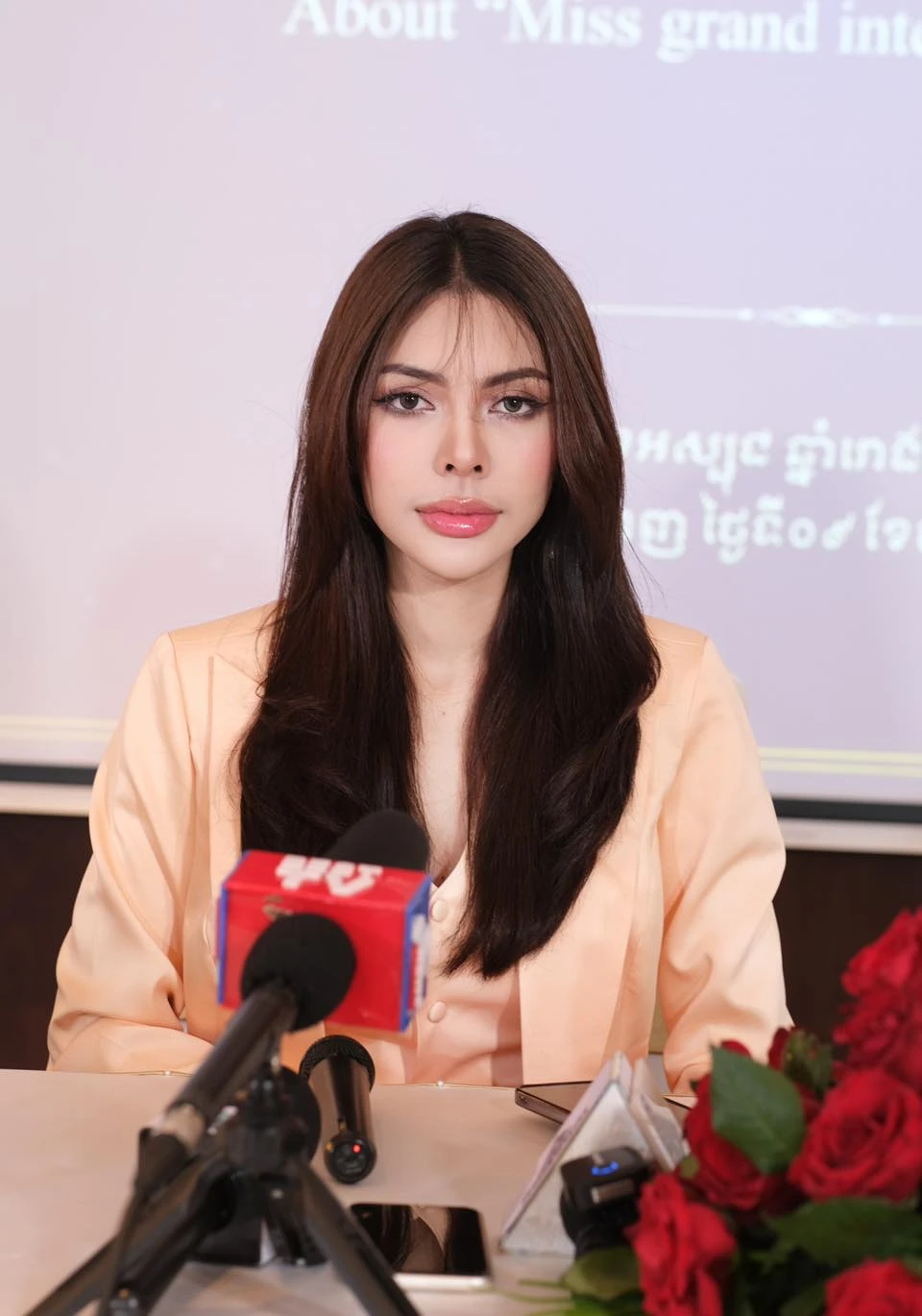 Miss Grand Campuchia tổ chức họp báo, livestream 3 tiếng kể tội Mr. Nawat - Hình 4