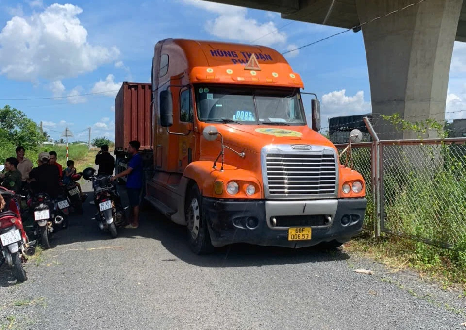 Người dân bắt quả tang 2 xe container đổ trộm chất lỏng màu xanh ra suối - Hình 3