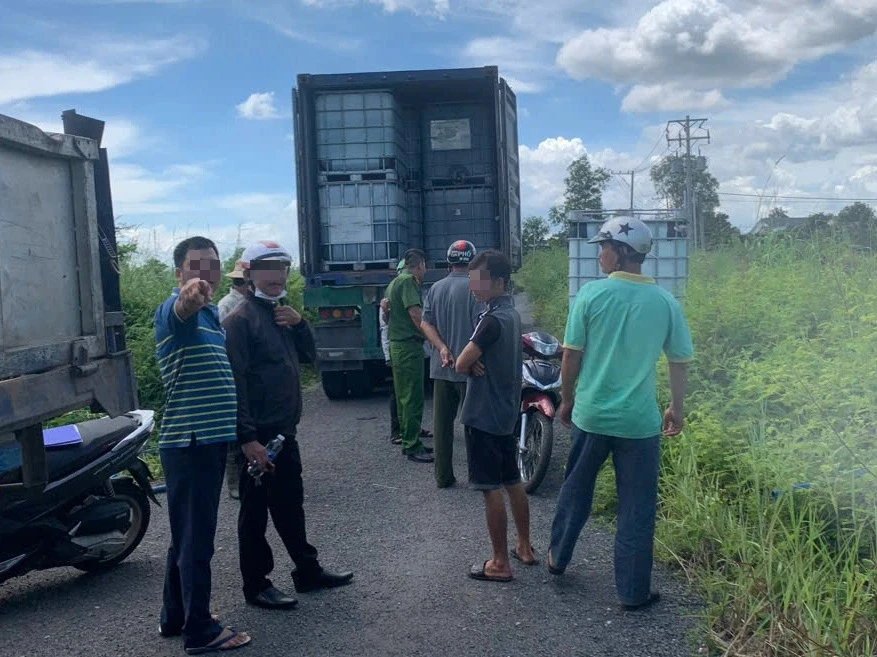 Người dân bắt quả tang 2 xe container đổ trộm chất lỏng màu xanh ra suối - Hình 4