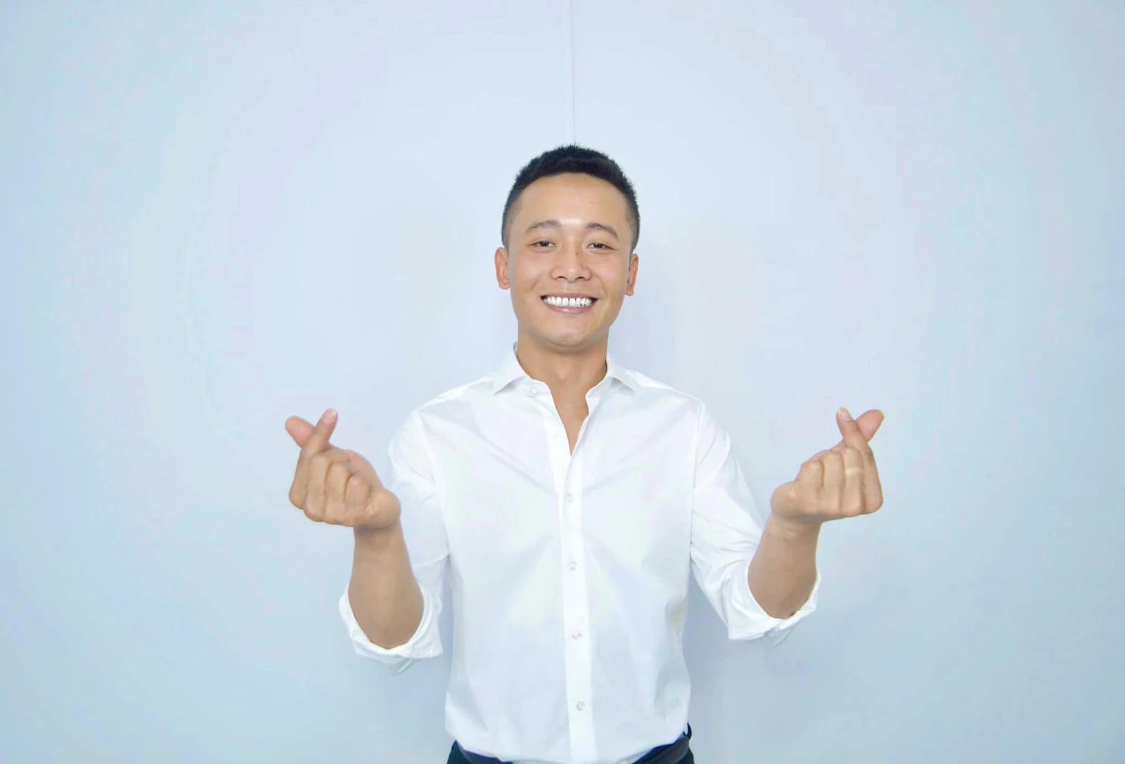 Quang Linh Vlog thông báo lịch trình oanh tạc Việt Nam, lộ ngày họp ở MTTQ - Hình 1