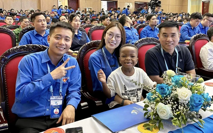 Quang Linh Vlog thông báo lịch trình oanh tạc Việt Nam, lộ ngày họp ở MTTQ - Hình 7
