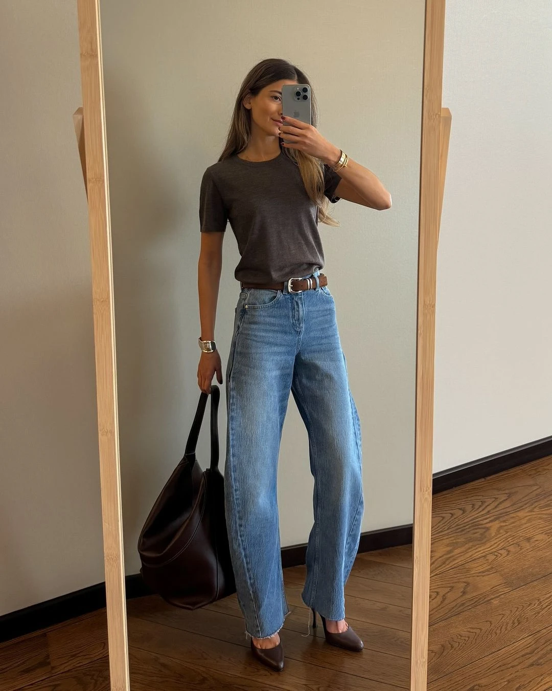 Sáng tạo cặp đôi mùa lạnh với quần jeans xanh - Hình 5
