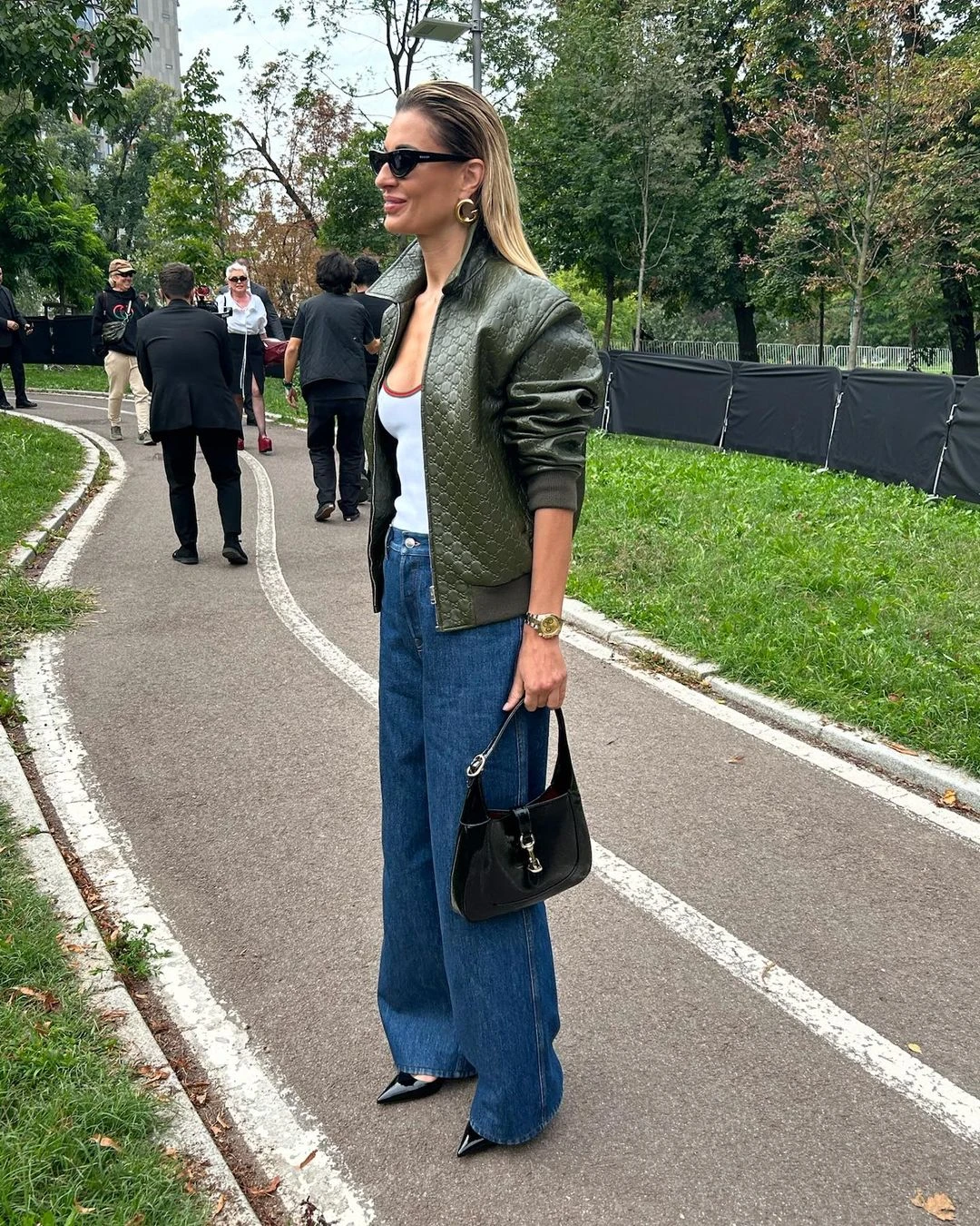 Sáng tạo cặp đôi mùa lạnh với quần jeans xanh - Hình 10