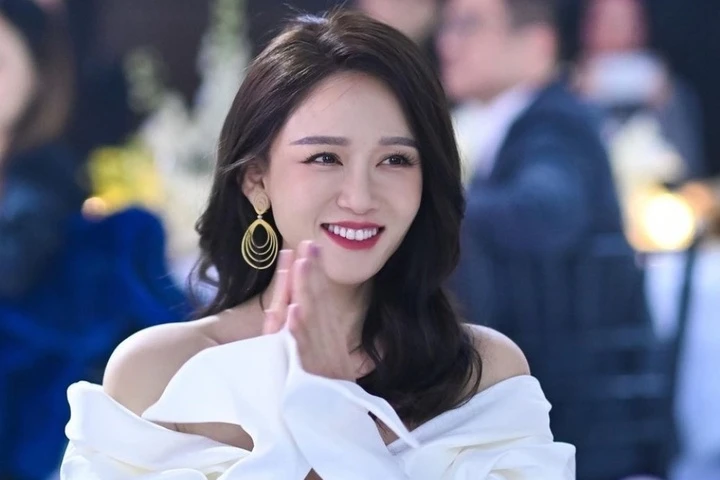 Sao Hoa ngữ 10/10: Trần Kiều Ân đáp trả tin đồn sinh con ở tuổi 45 - Hình 1