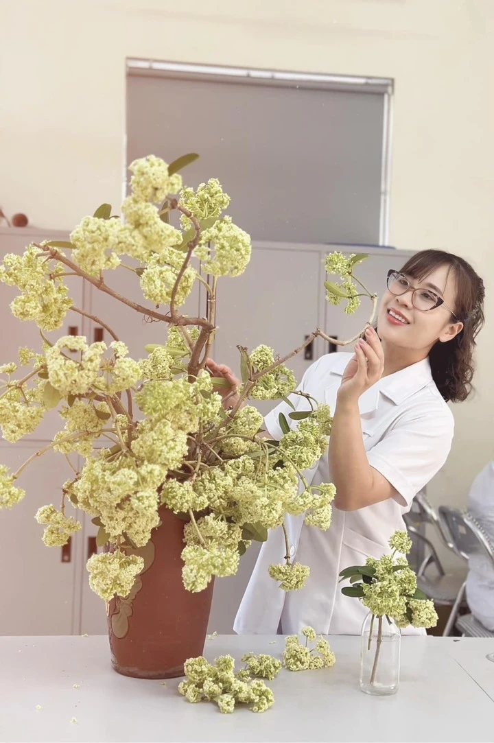 Thử cắm hoa sữa ở văn phòng, cô gái Hà Nội khiến đồng nghiệp sang chấn tâm lý - Hình 5