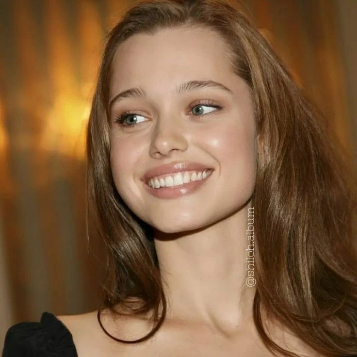 Gen 3 đời nhà Angelina Jolie: Ai cũng có đôi môi được khao khát nhất - Hình 3