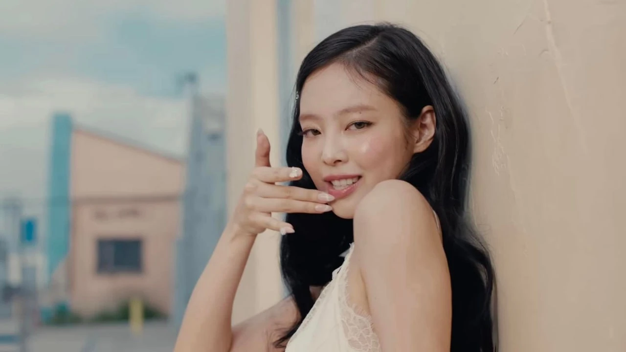 Jennie tái xuất chấn động, bỏ bùa khiến fan mê mẩn, cố bắt chước Lisa 2 điểm - Hình 8
