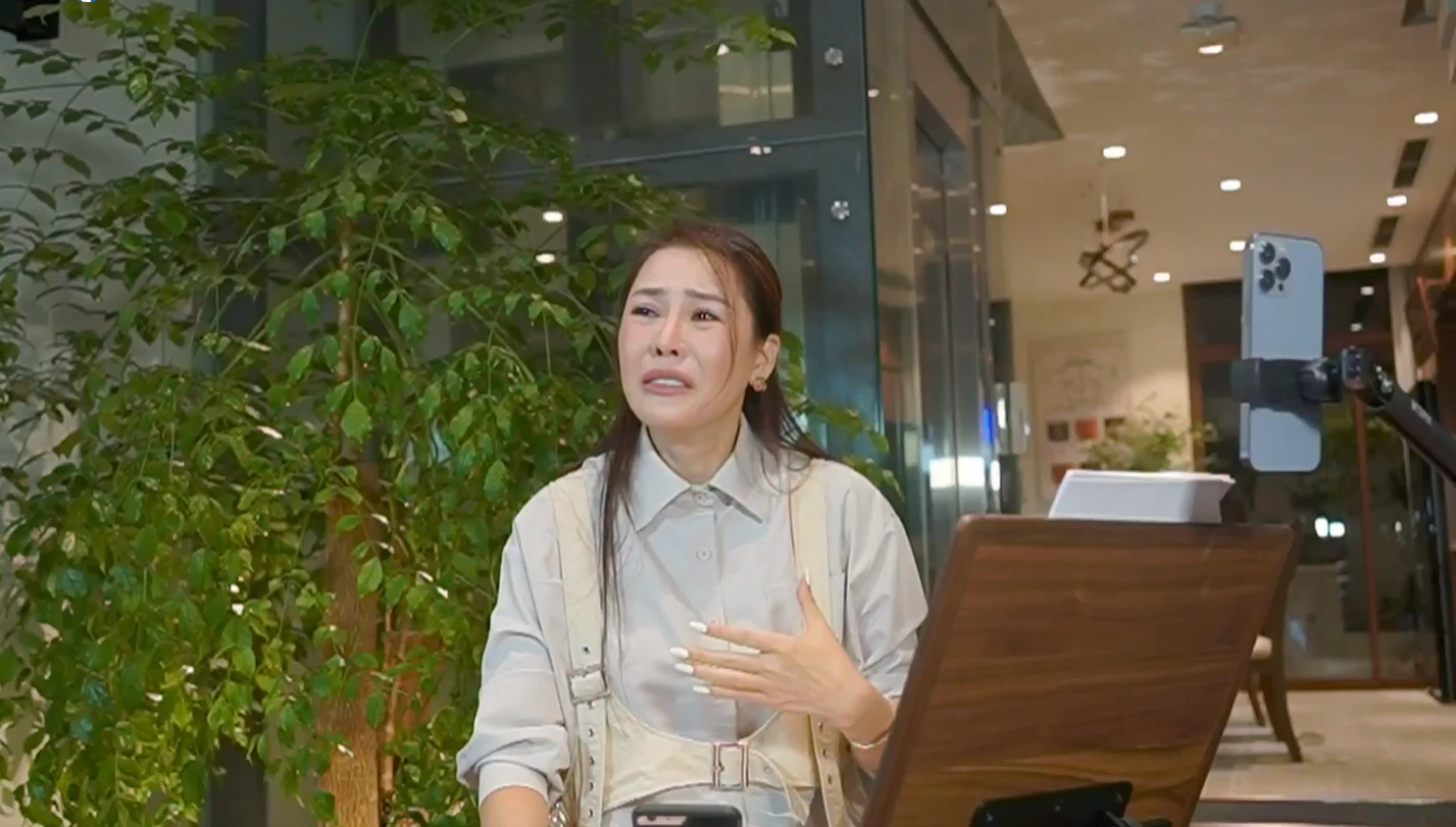 Quế Vân livestream um sùm, khóc nấc kêu oan ồn ào vụ phông bạt, tố 1 nữ siêu mẫu - Hình 6