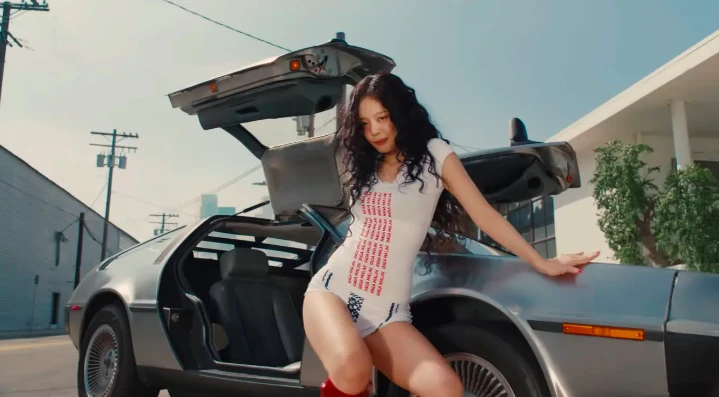 Jennie (BLACKPINK) lội ngược dòng với MV Mantra, sạn đầy rẫy vẫn dẫn đầu BXH - Hình 2