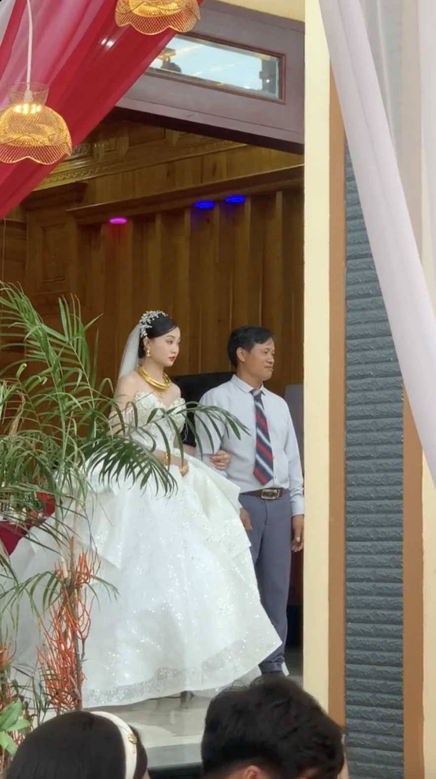 Quế Anh flex vàng trĩu cổ, bị mẹ chồng thái độ, team Châu Phi không ai ngó? - Hình 2