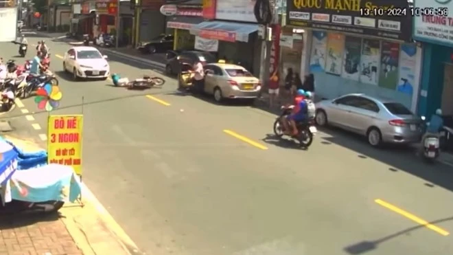 Tài xế mở cửa đột ngột, người phụ nữ đi xe máy gặp nạn qua đời thương tâm - Hình 4