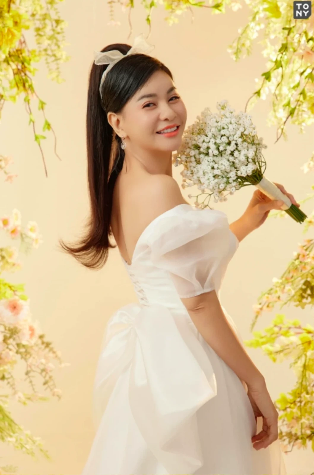 Kiều Minh Tuấn dứt tình Cát Phượng, khoe ảnh cưới bảnh bao, lộ danh tính cô dâu - Hình 9