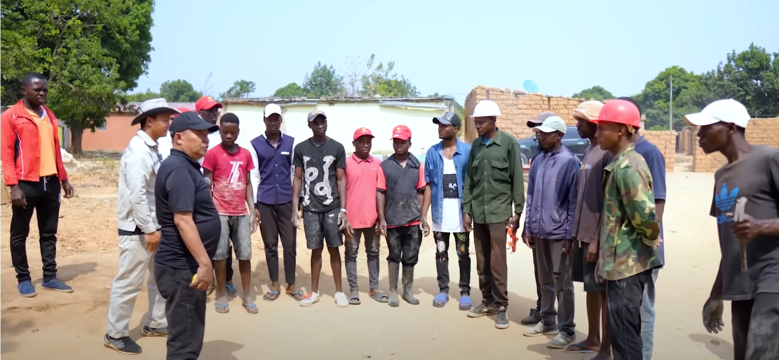 Team Quang Linh động thổ xây nhà cho team huyền thoại, lo bị cắp vật tư xây dựng - Hình 4
