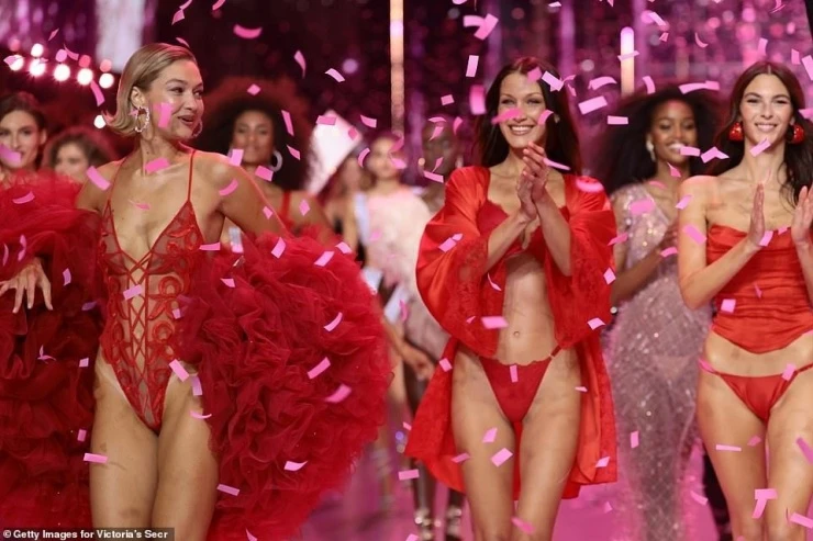 Victorias Secret Fashion Show: Trang phục xấu, sến, Adriana Lima không cứu nổi - Hình 1