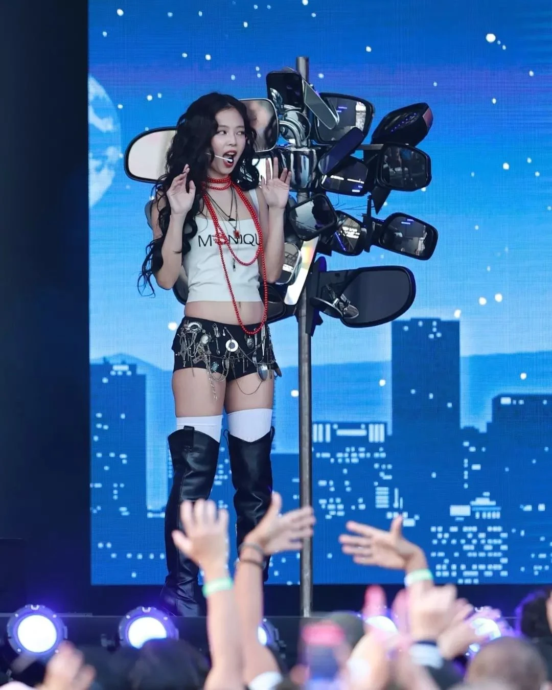 Jennie Blackpink mặc thiết kế VN cực độc lạ khi lên TV Mỹ, CĐM nháo nhào - Hình 2