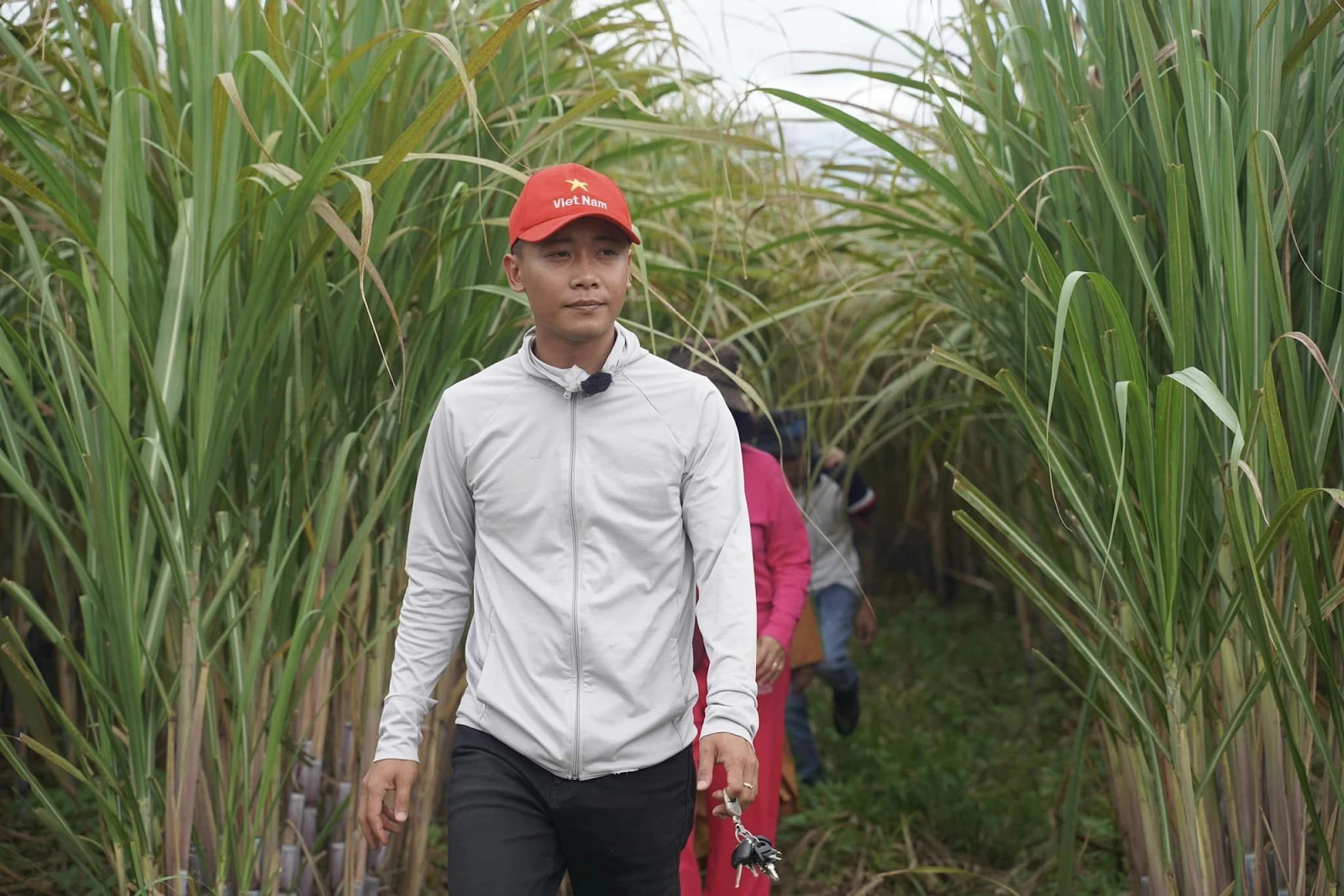 Nam Hoàng ăn theo Quang Linh lên đồ cực bảnh, vest đen chỉnh tề đi họp MTTQ? - Hình 5