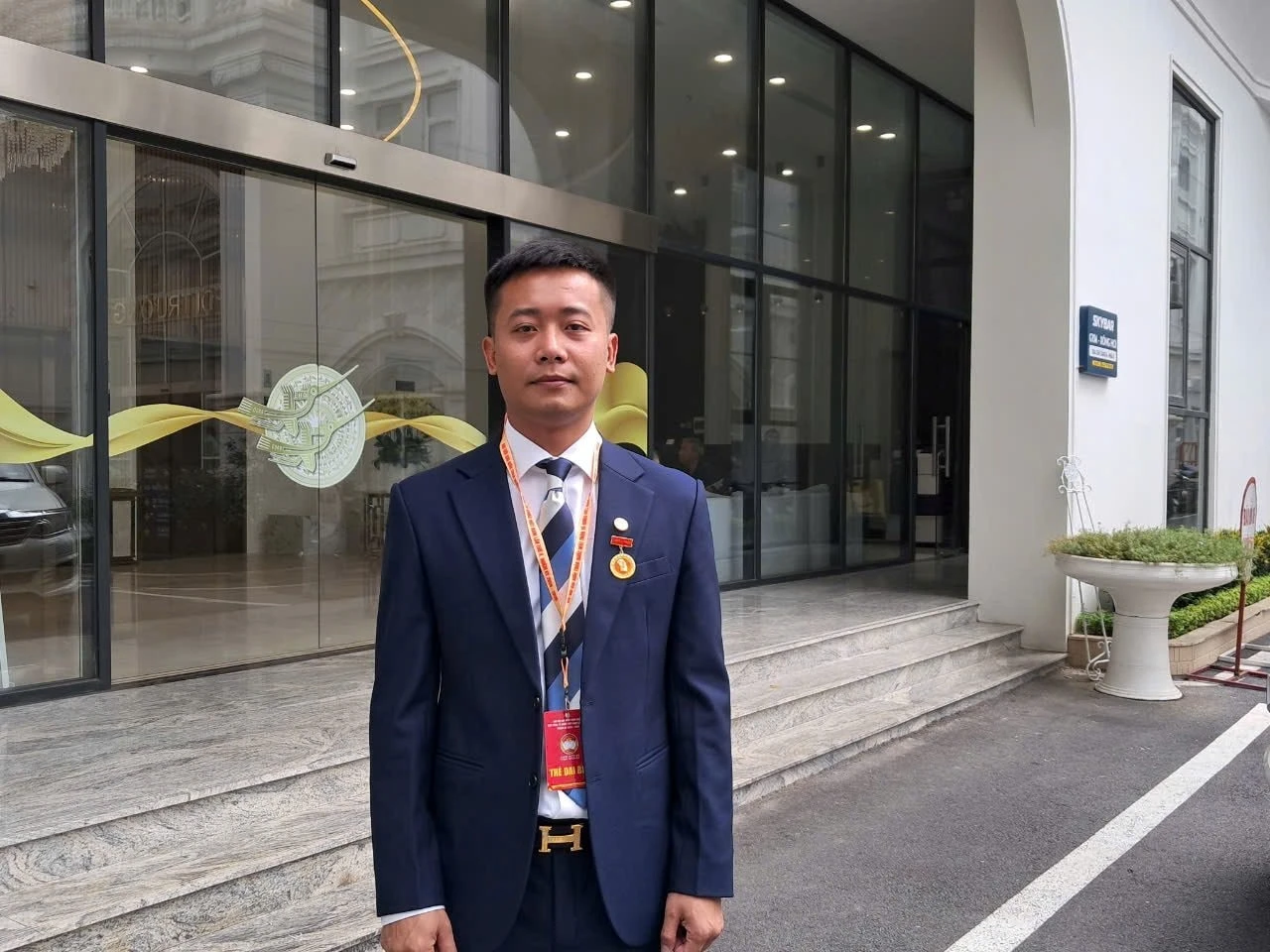 Nam Hoàng ăn theo Quang Linh lên đồ cực bảnh, vest đen chỉnh tề đi họp MTTQ? - Hình 1