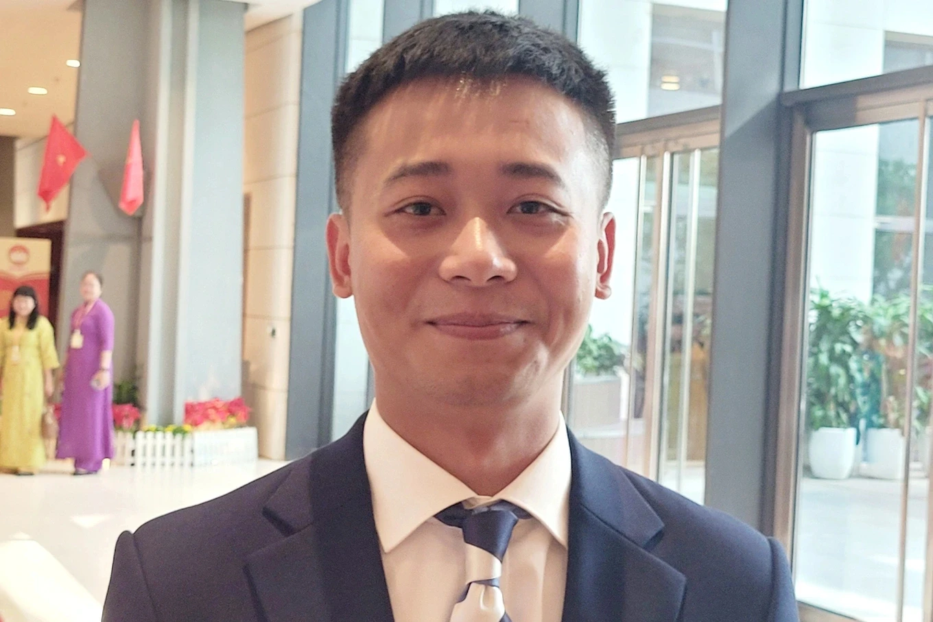 Nam Hoàng ăn theo Quang Linh lên đồ cực bảnh, vest đen chỉnh tề đi họp MTTQ? - Hình 4