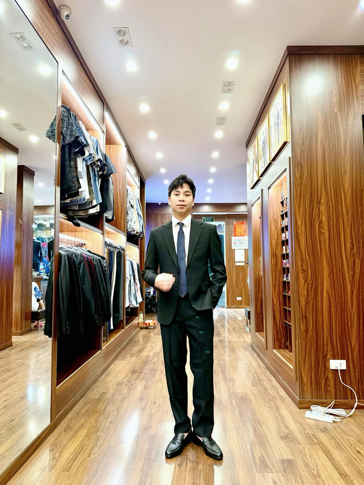 Nam Hoàng ăn theo Quang Linh lên đồ cực bảnh, vest đen chỉnh tề đi họp MTTQ? - Hình 3