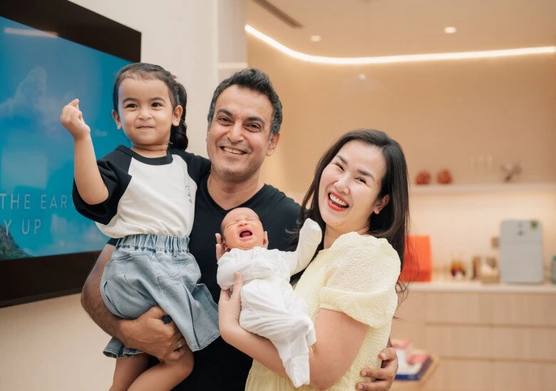 Võ Hạ Trâm khoe cận dung mạo quý tử mới sinh, cõi mạng phán xanh rờn: Đẻ thuê! - Hình 2