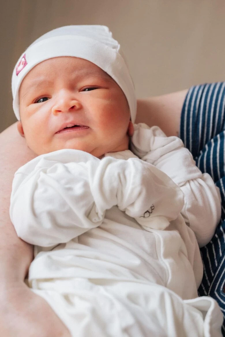 Võ Hạ Trâm khoe cận dung mạo quý tử mới sinh, cõi mạng phán xanh rờn: Đẻ thuê! - Hình 1