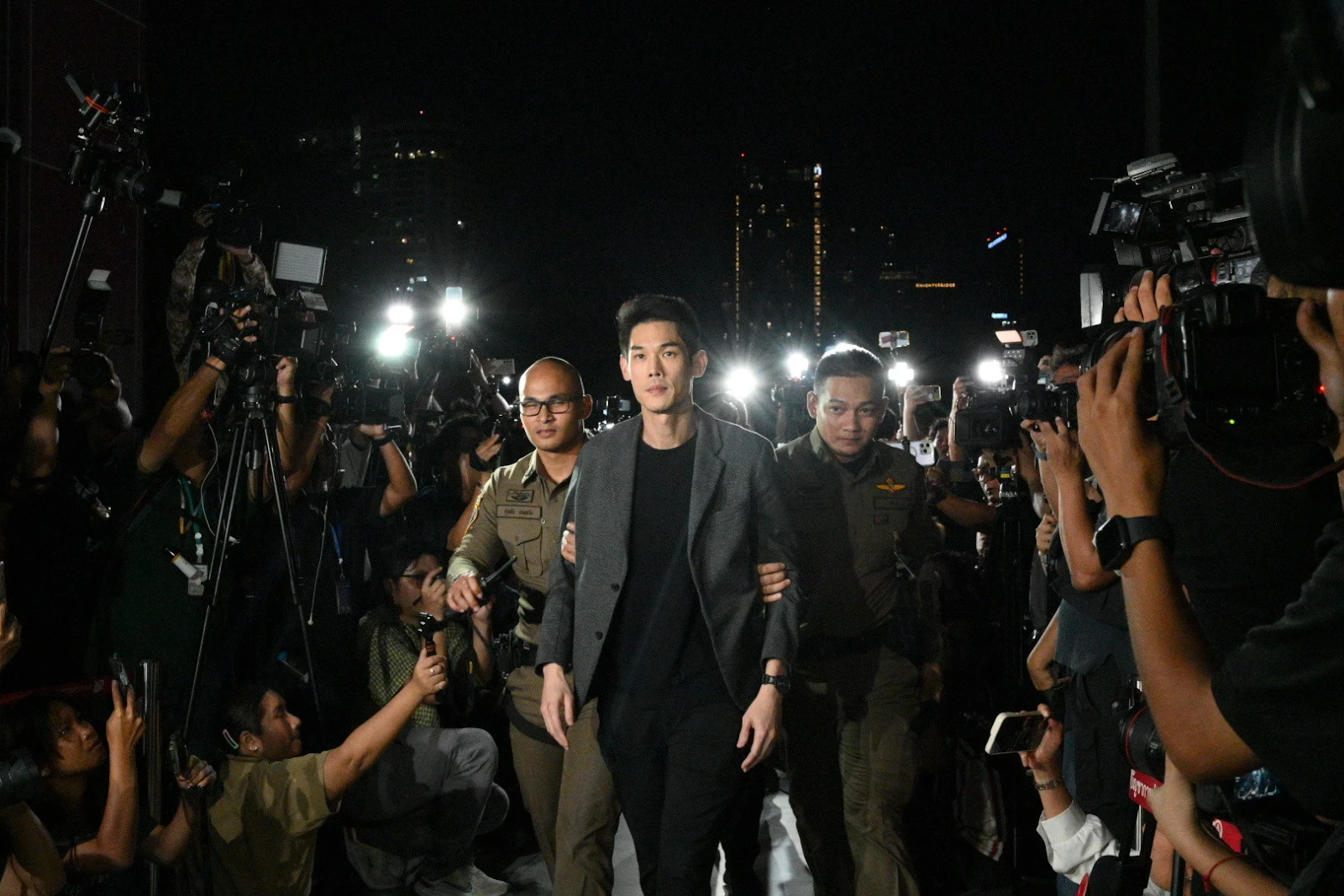 Kan Kantathavorn: Nam MC vướng ồn ào lừa đa cấp chấn động showbiz Thái Lan - Hình 2