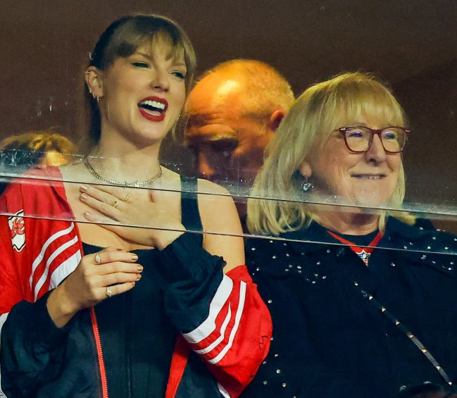 Taylor Swift thua ngỡ ngàng trước Rosé, hậu được mẹ bạn trai làm điều đặc biệt - Hình 7