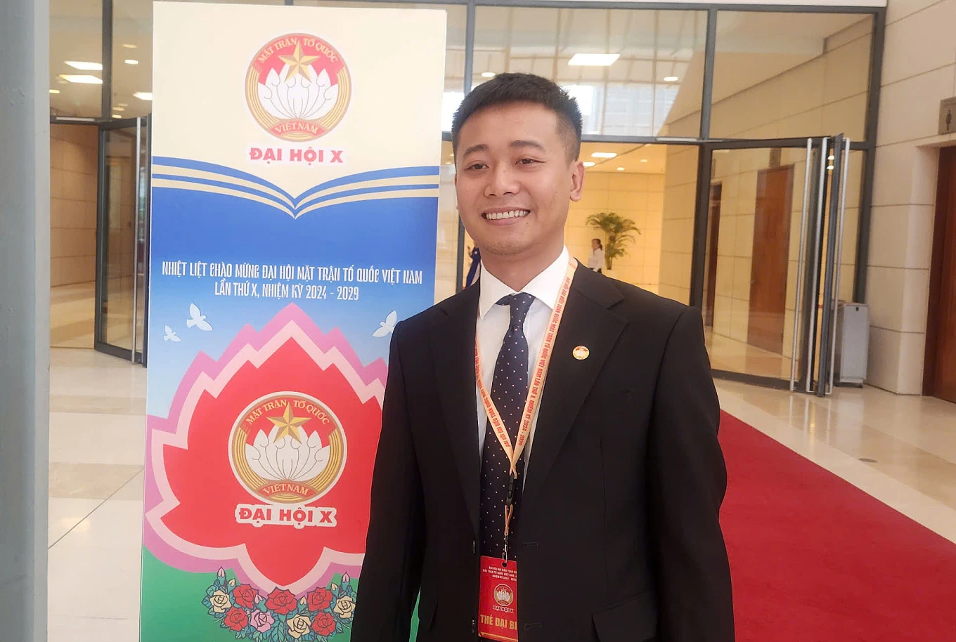 Tiến Nguyễn, Nam Hoàng đón Tân Ủy viên T.Ư MTTQ về nhà, khoe hình ảnh ôm chầm - Hình 2