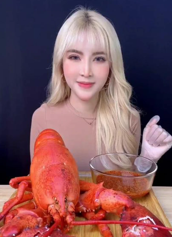 TikToker Blonde Hair: Criticized for eating Western food, mukbanging pebbles - Photo 5