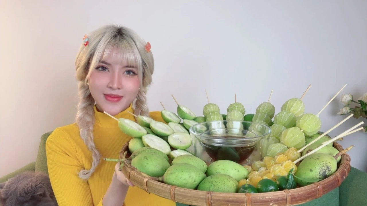 TikToker Blonde Hair: Criticized for eating Western food, mukbanging pebbles - Photo 6