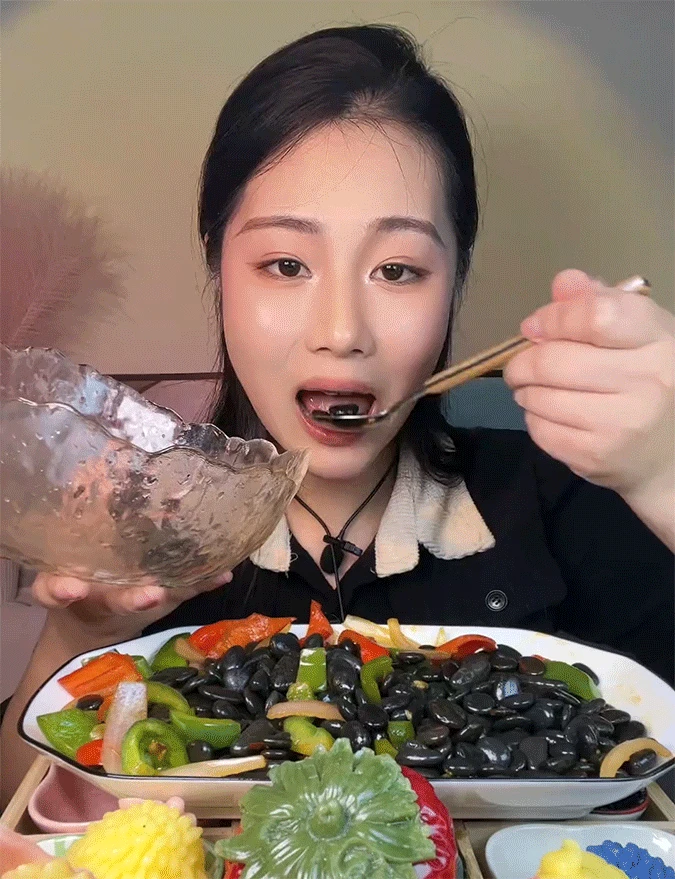 TikToker Blonde Hair: Criticized for eating Western food, mukbanging pebbles - Photo 4