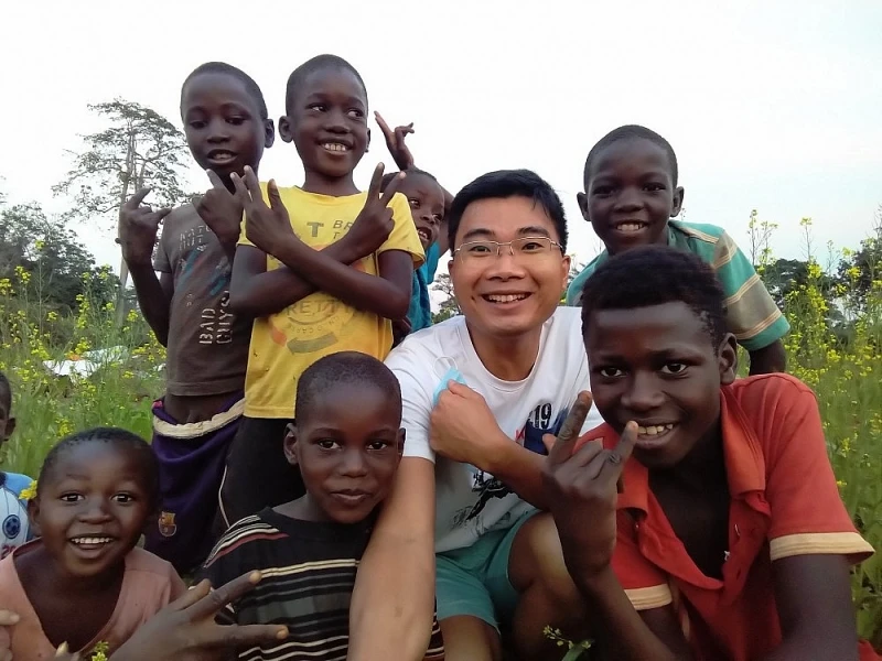2Q Vlogs: Vợ chồng bác sĩ Việt sinh sống ở Angola, một lòng hỗ trợ dân Châu Phi - Hình 3