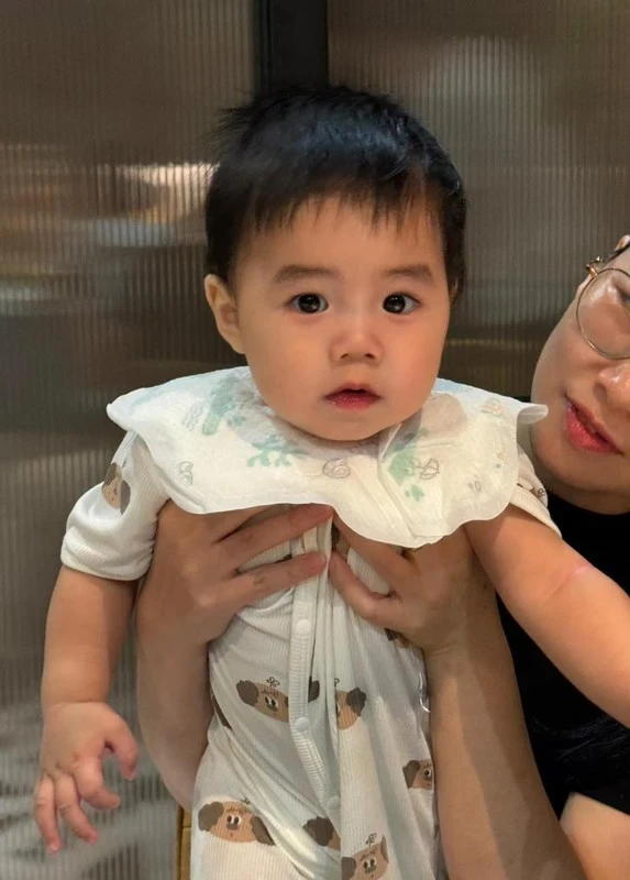 Hằng Du Mục bị nghi đưa người mới dự sinh nhật con trai, tấm gương hé lộ sự thật - Hình 4
