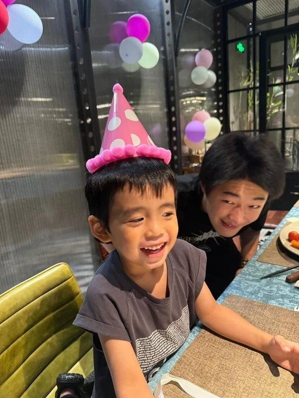 Hằng Du Mục bị nghi đưa người mới dự sinh nhật con trai, tấm gương hé lộ sự thật - Hình 2