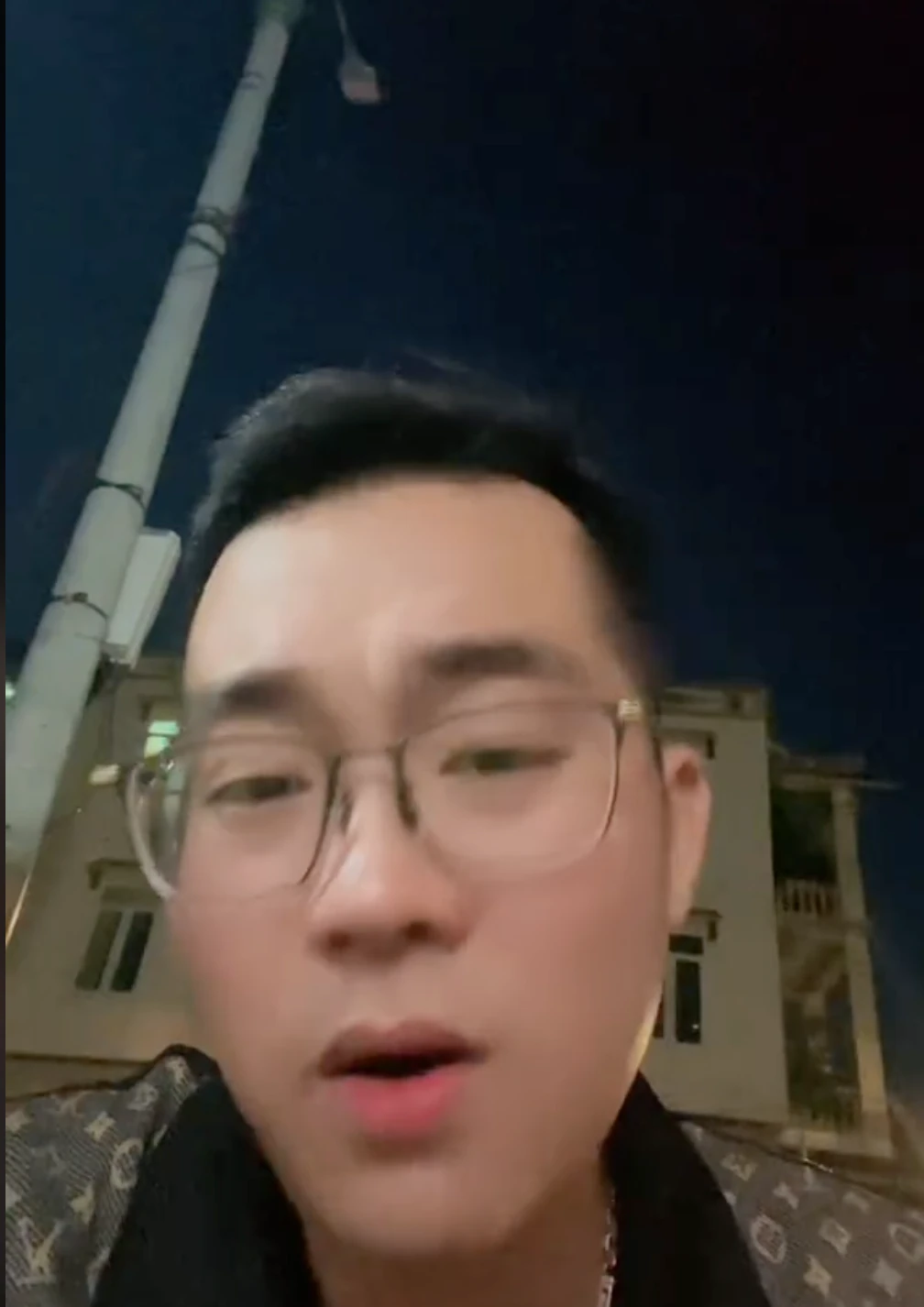 Quang Linh Vlog rộ tin bị ghẻ lạnh ở Angola, dắt mũi CĐM, một tiktoker ra mặt - Hình 3