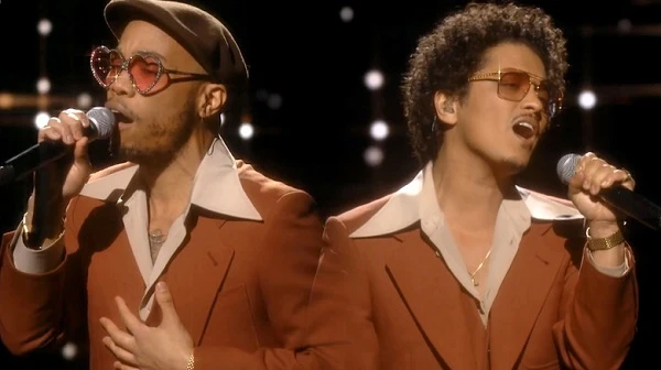 Bruno Mars cưỡng hôn với Rosé, chấn động toàn cầu trong MV APT là ai? - Hình 4