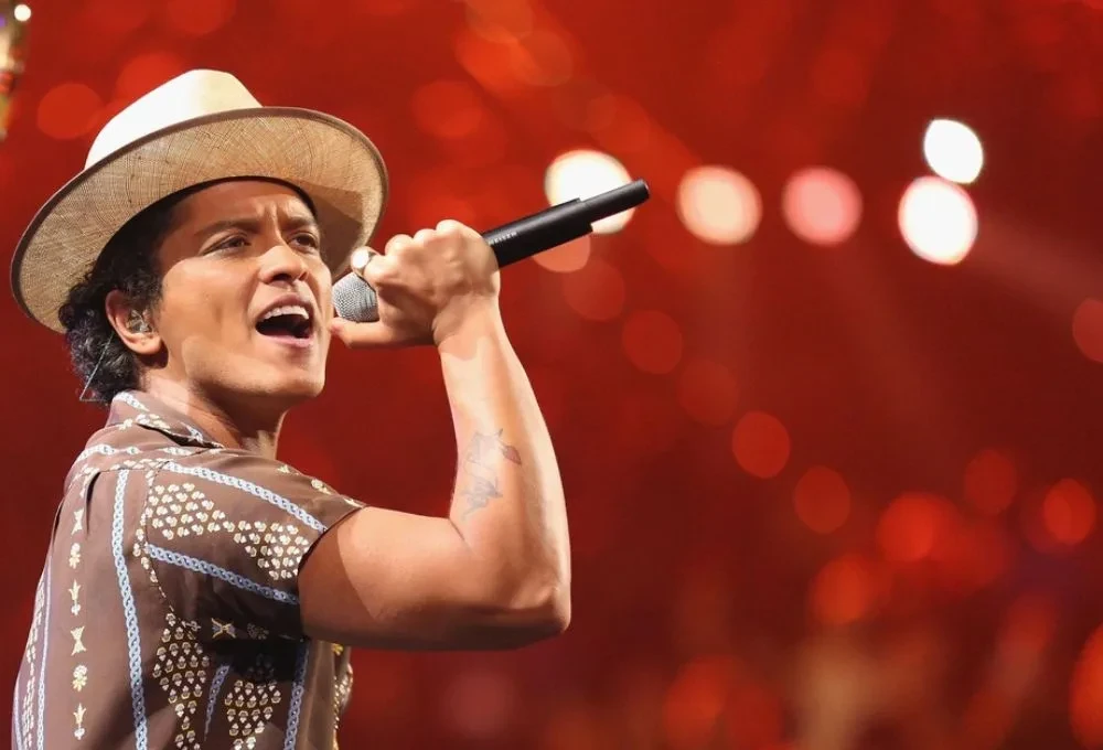 Bruno Mars cưỡng hôn với Rosé, chấn động toàn cầu trong MV APT là ai? - Hình 1