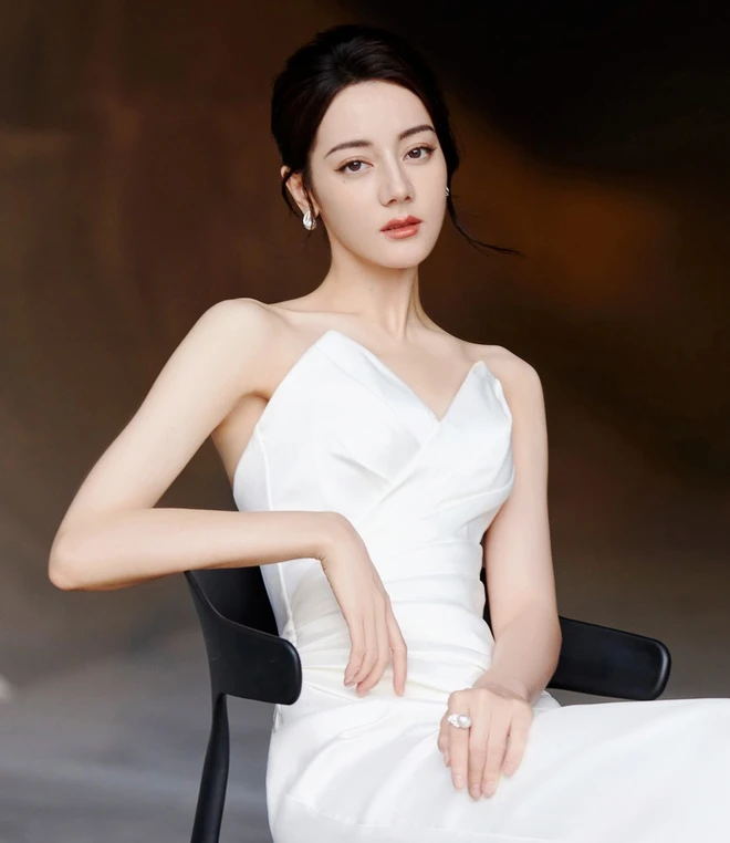 Địch Lệ Nhiệt Ba âm thầm sinh con cho Hoàng Cảnh Du, mẹ chồng đặc biệt thái độ? - Hình 4