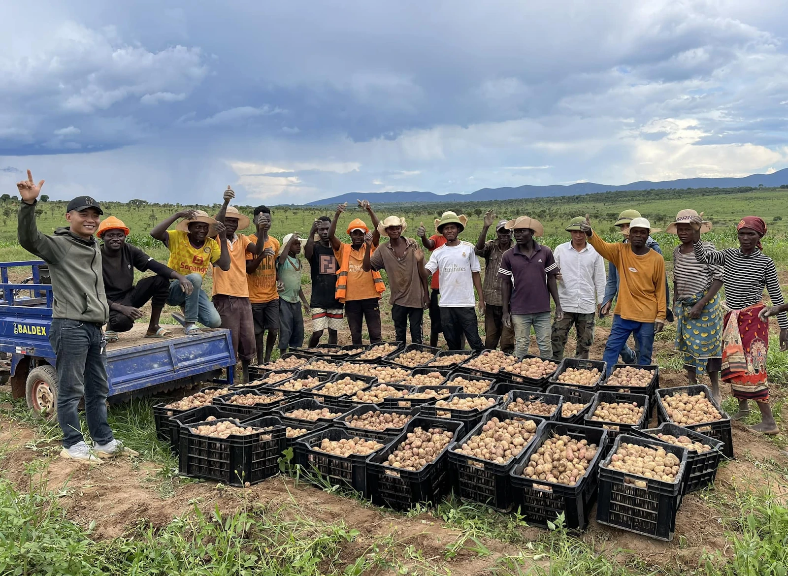 Sững sờ loại củ bán đầy ở chợ VN, team Quang Linh đem sang Angola thành đặc sản - Hình 1