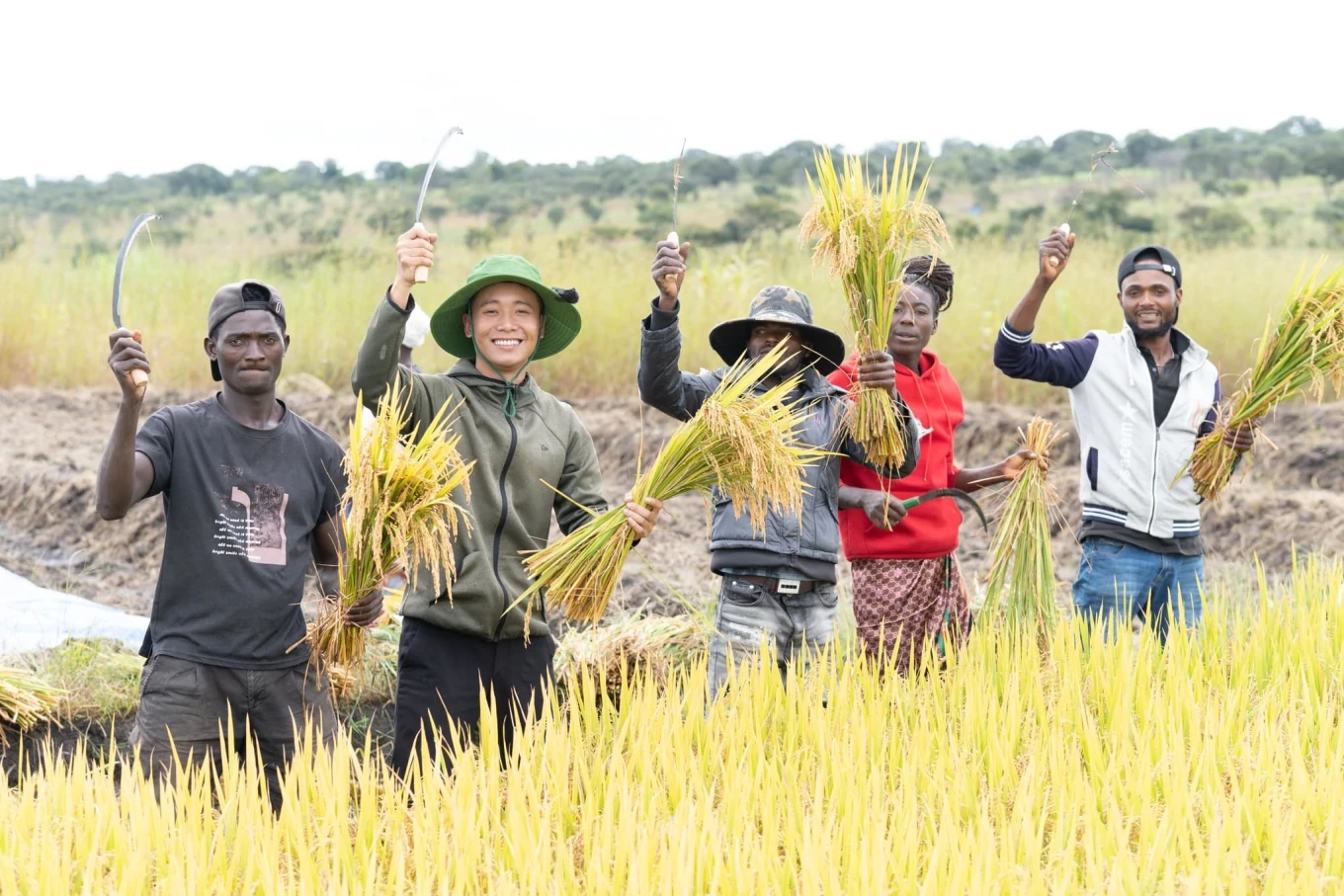 Sững sờ loại củ bán đầy ở chợ VN, team Quang Linh đem sang Angola thành đặc sản - Hình 8