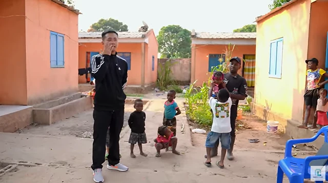 Sững sờ loại củ bán đầy ở chợ VN, team Quang Linh đem sang Angola thành đặc sản - Hình 10