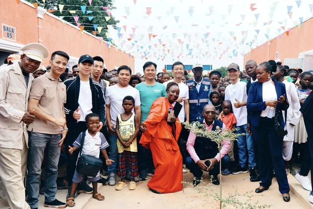 Sững sờ loại củ bán đầy ở chợ VN, team Quang Linh đem sang Angola thành đặc sản - Hình 11