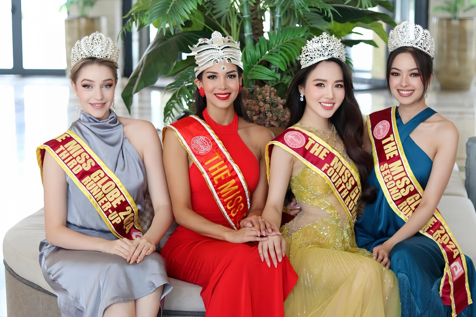 The Miss Globe 2024: Đỗ Hà Trang diện áo dài nền nã về nước, fan vây kín sân bay - Hình 8