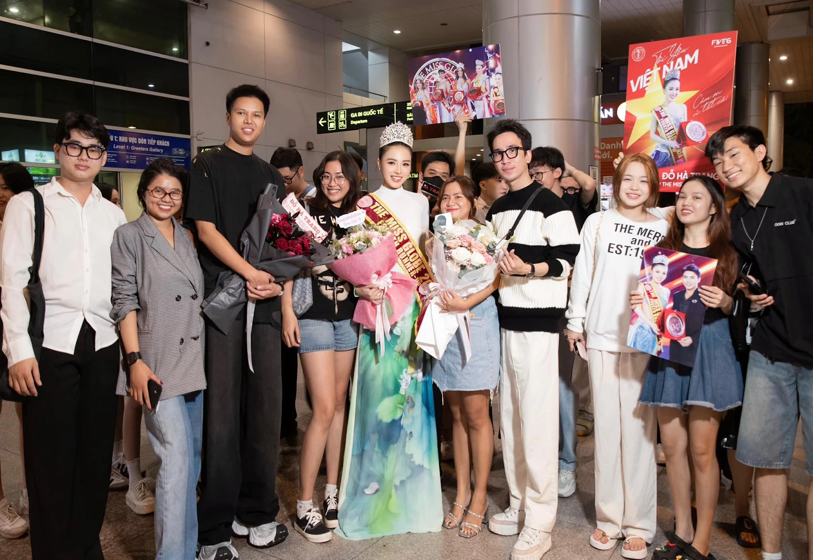 The Miss Globe 2024: Đỗ Hà Trang diện áo dài nền nã về nước, fan vây kín sân bay - Hình 4