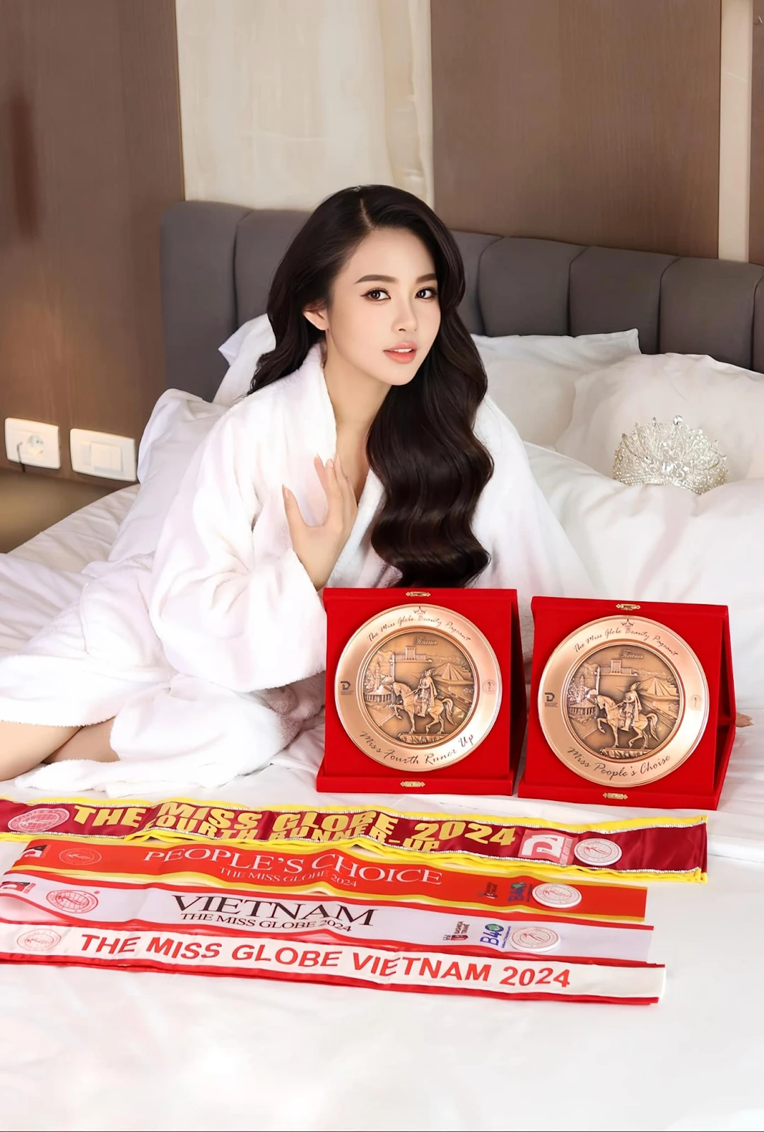 The Miss Globe 2024: Đỗ Hà Trang diện áo dài nền nã về nước, fan vây kín sân bay - Hình 6