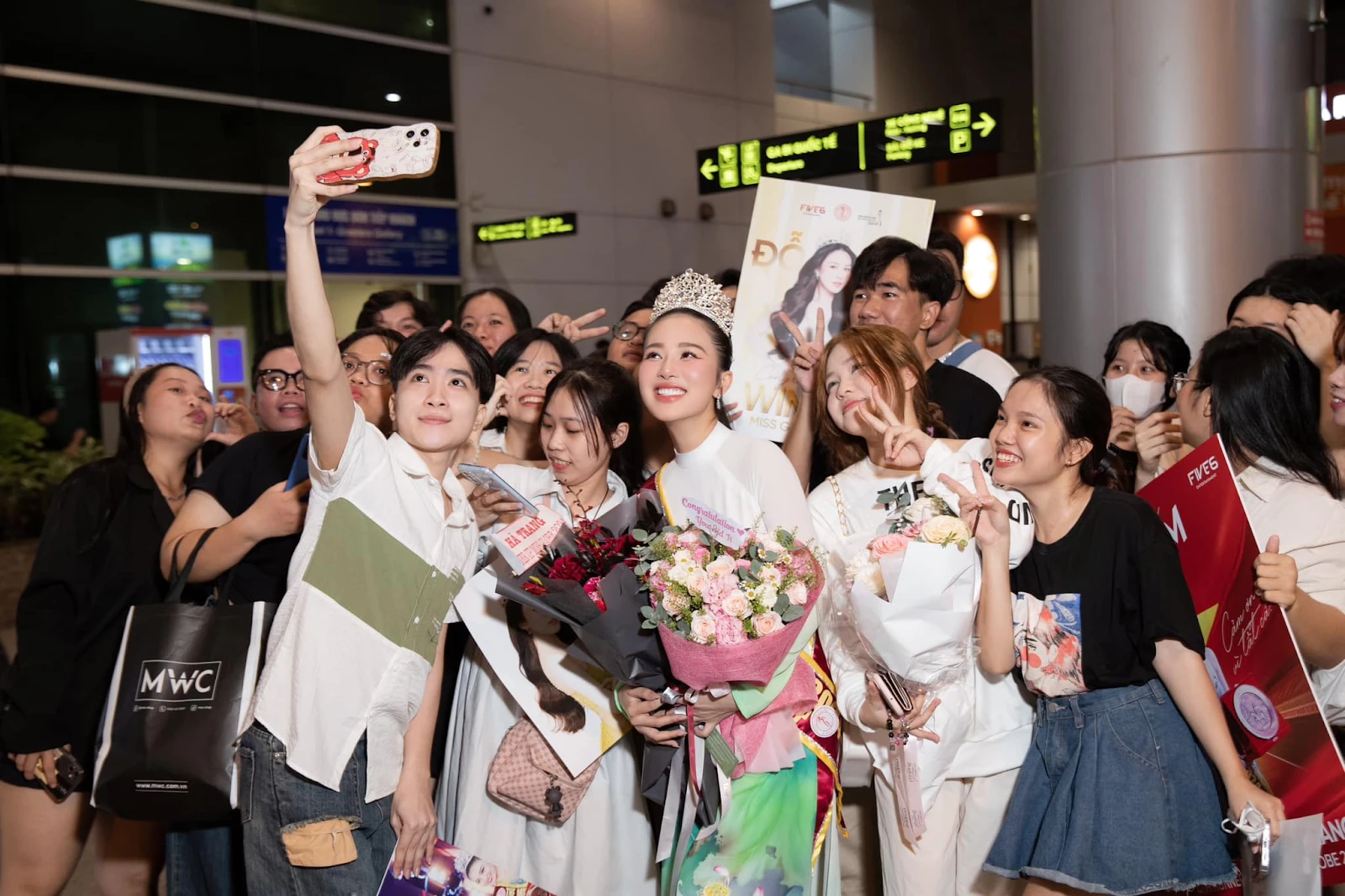 The Miss Globe 2024: Đỗ Hà Trang diện áo dài nền nã về nước, fan vây kín sân bay - Hình 2