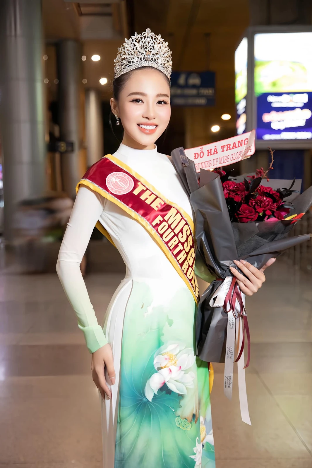 The Miss Globe 2024: Đỗ Hà Trang diện áo dài nền nã về nước, fan vây kín sân bay - Hình 1