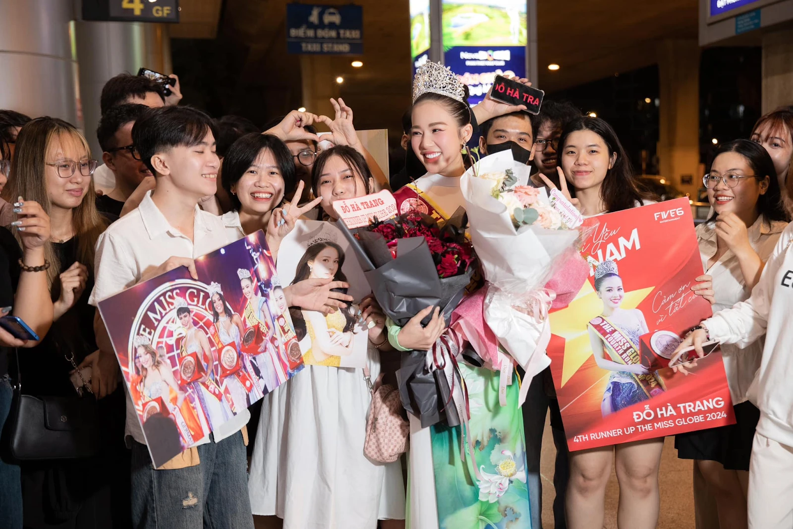 The Miss Globe 2024: Đỗ Hà Trang diện áo dài nền nã về nước, fan vây kín sân bay - Hình 3