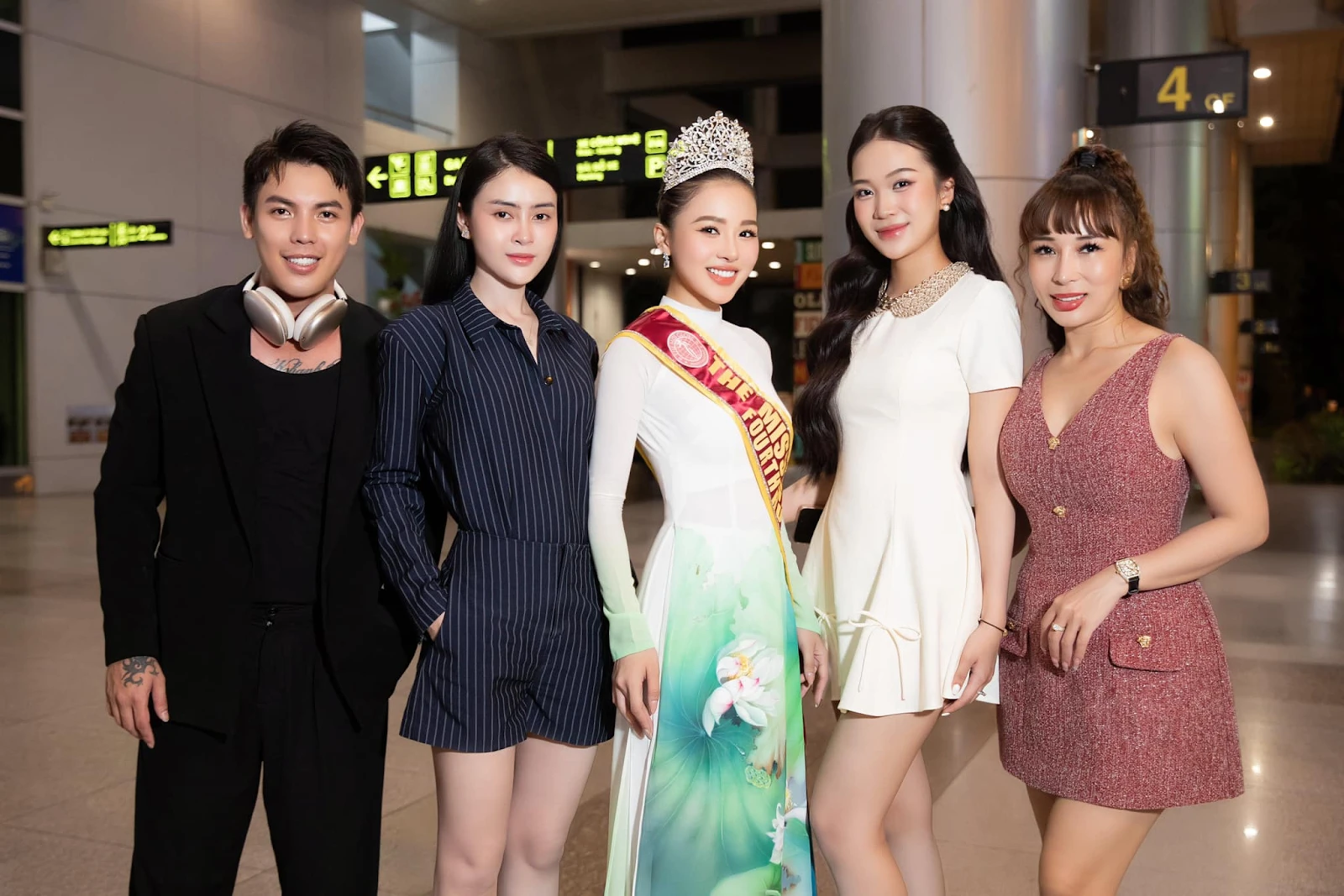The Miss Globe 2024: Đỗ Hà Trang diện áo dài nền nã về nước, fan vây kín sân bay - Hình 7