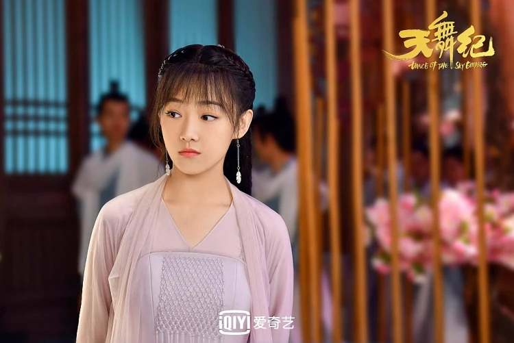 Ngô Giai Di: Gà nhà Vu Chính, nhan sắc không kém Bạch Lộc, đang chờ tỏa sáng - Hình 5